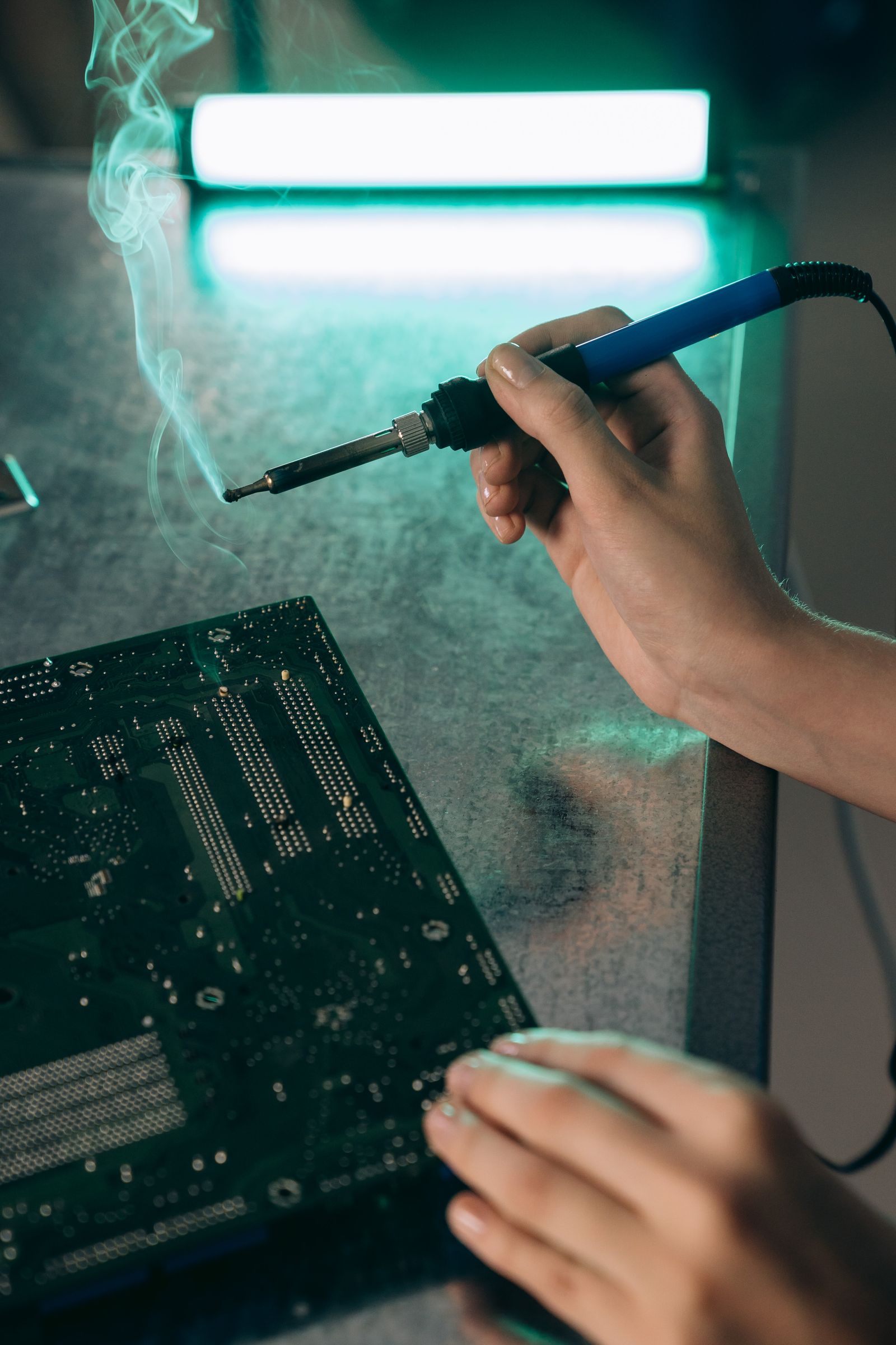 Naprawa i lutowanie podzespołów elektronicznych fotopułapki w warsztacie Expert Serwis